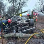 У НОВОМОСКОВСЬКОМУ РАЙОНІ НАДЗВИЧАЙНИКИ ДЕБЛОКУВАЛИ ТРАВМОВАНОГО ВОДІЯ З ПОНІВЕЧЕНОГО ЛЕГКОВИКА